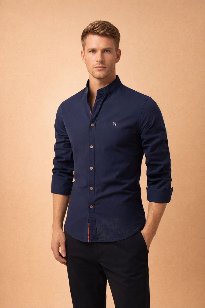 Versatile men's fashion: casual slim-fit button-down shirt, perfect for smart casual looks.