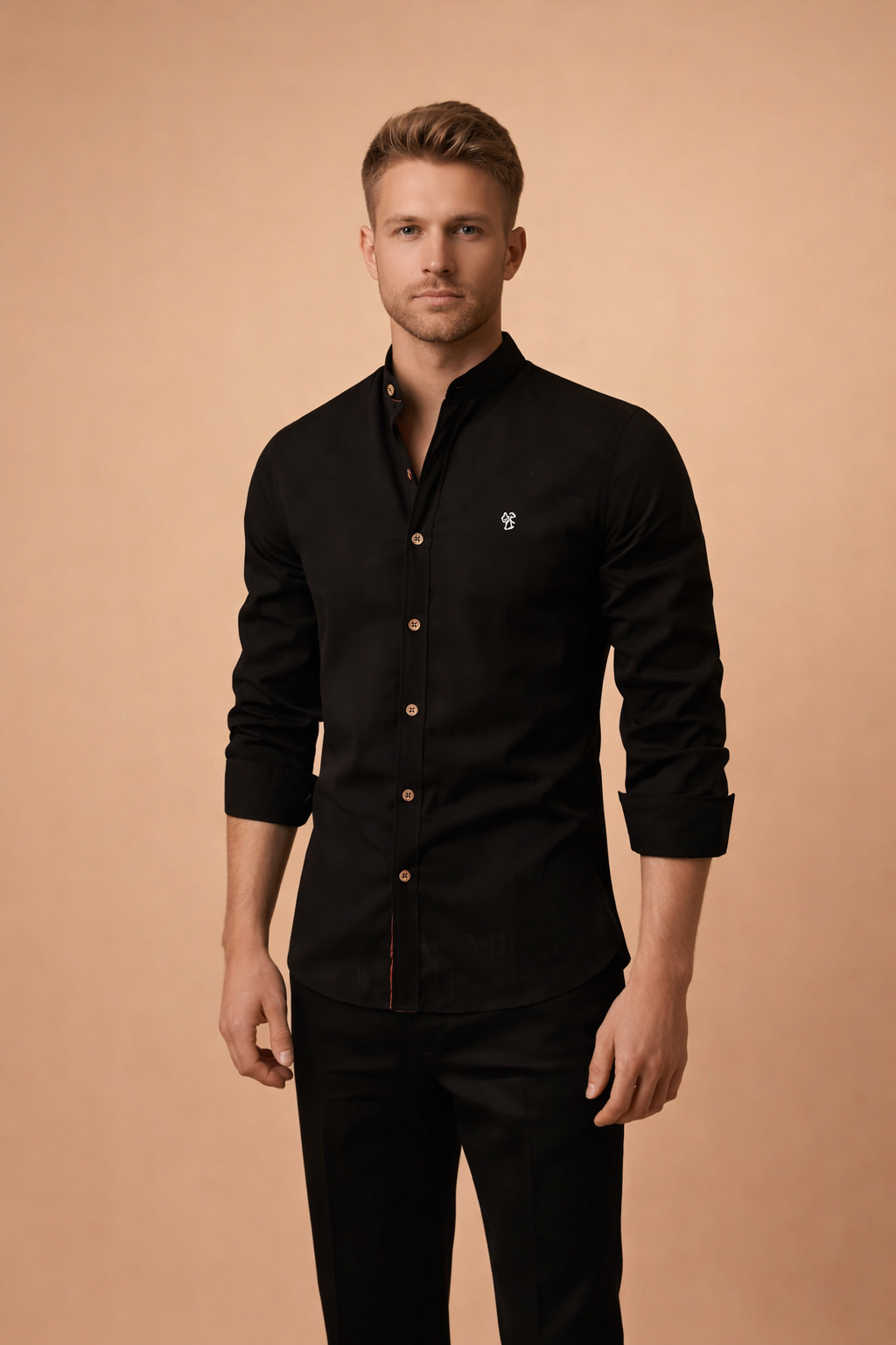 Effortless men's slim-fit shirt, long sleeve, button-down, a modern top for any occasion.