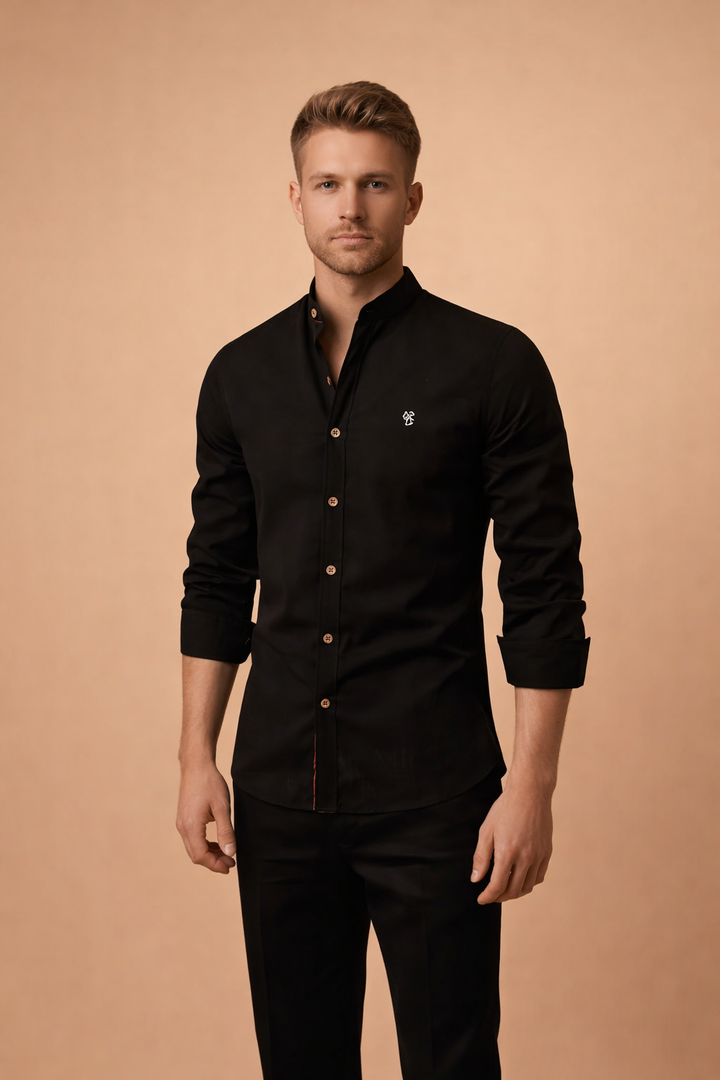 Effortless men's slim-fit shirt, long sleeve, button-down, a modern top for any occasion.