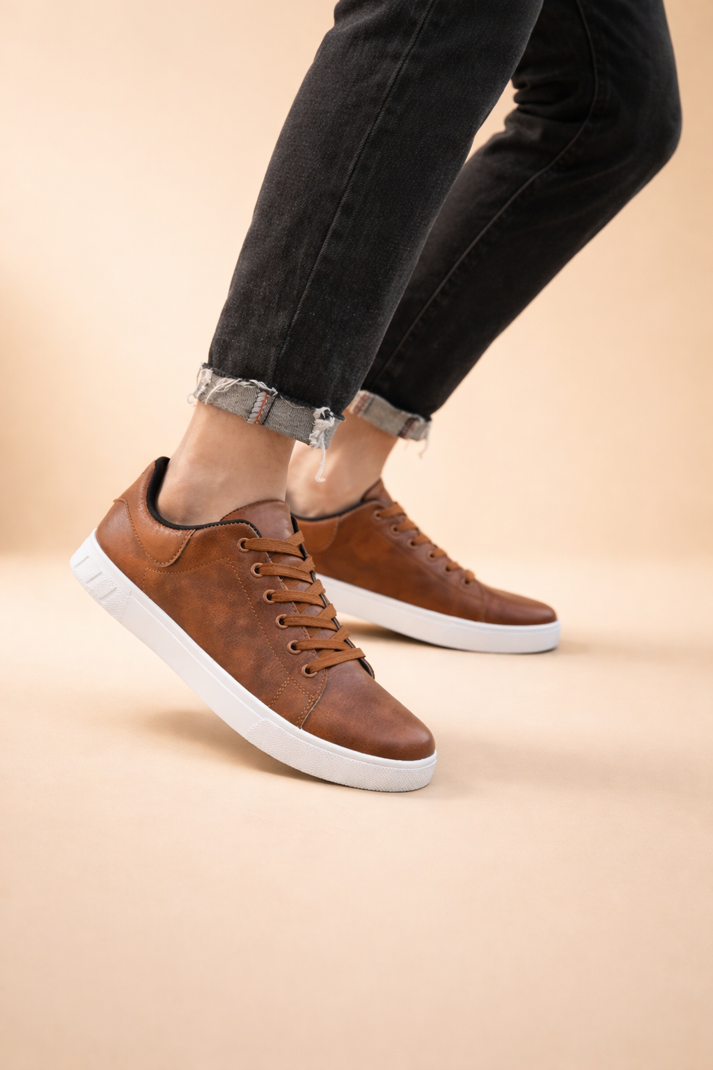 Durable men's everyday casual sneakers, classic low-top design, perfect for versatile, comfortable styling.