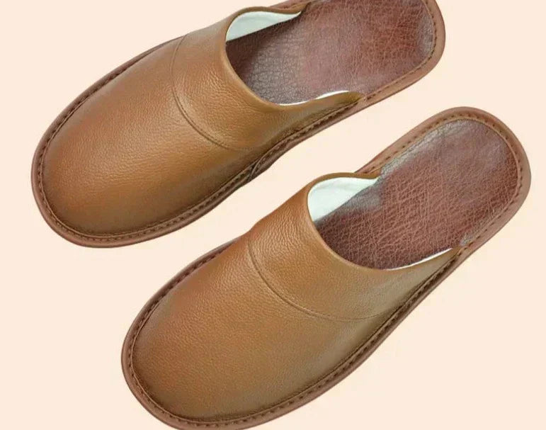 Durable men's classic slip-on slippers, combining comfort, casual style, and versatile indoor/outdoor function.