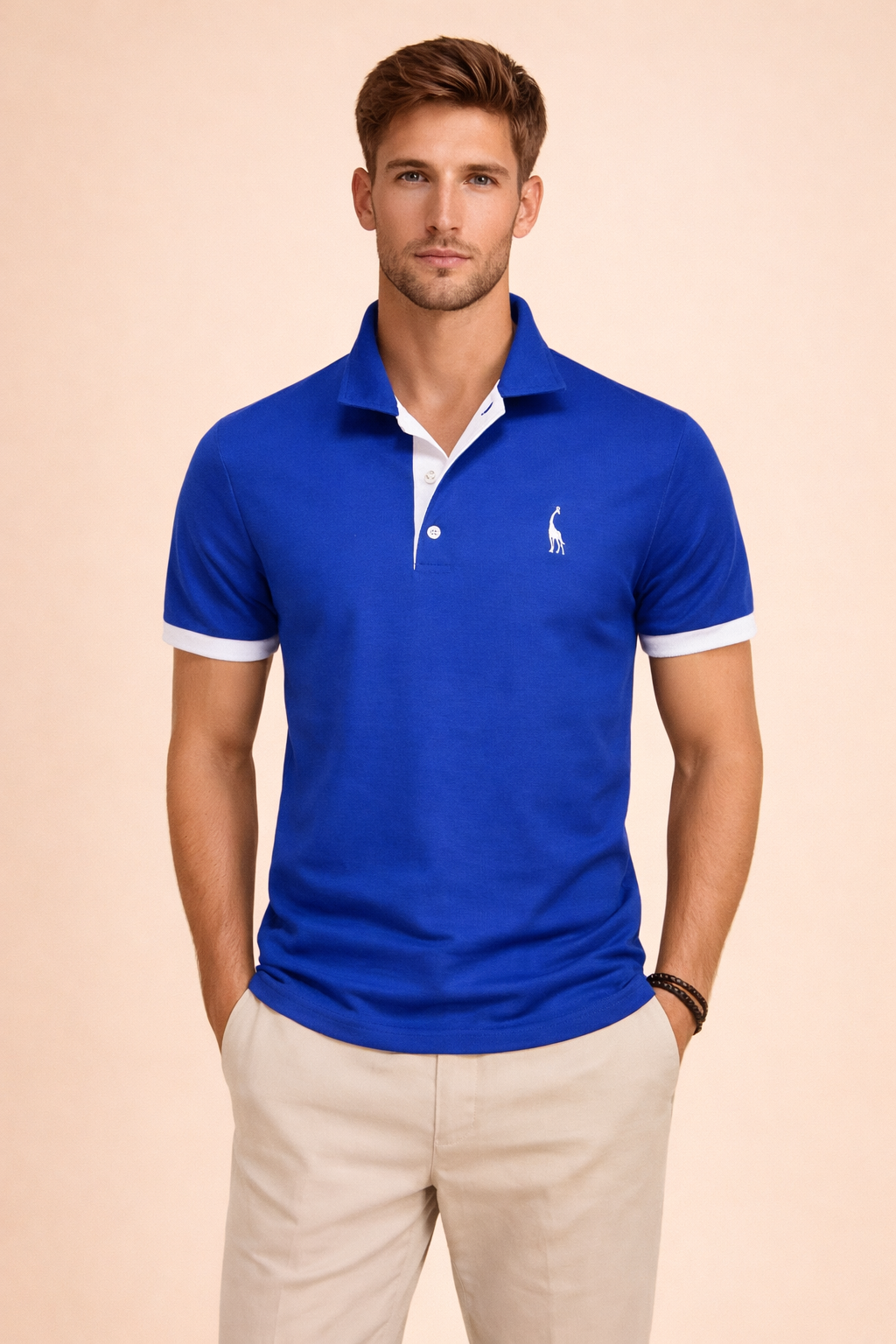 Stylish men's light blue short-sleeve polo shirt. Elegant classic fit, ideal for casual and urban fashion.