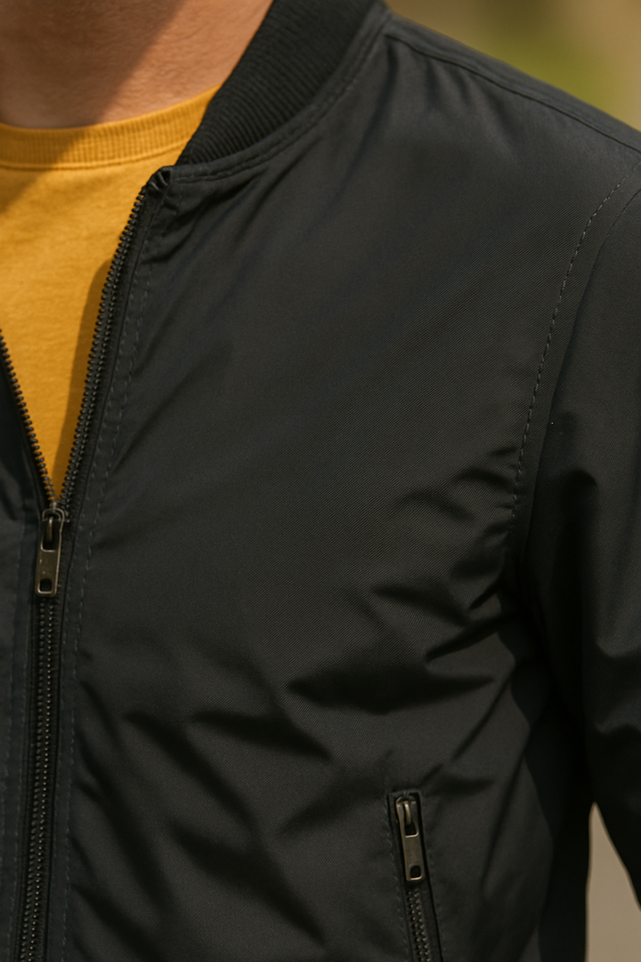Activewear men's windbreaker, lightweight and water-repellent for outdoor activities. All-season comfort.