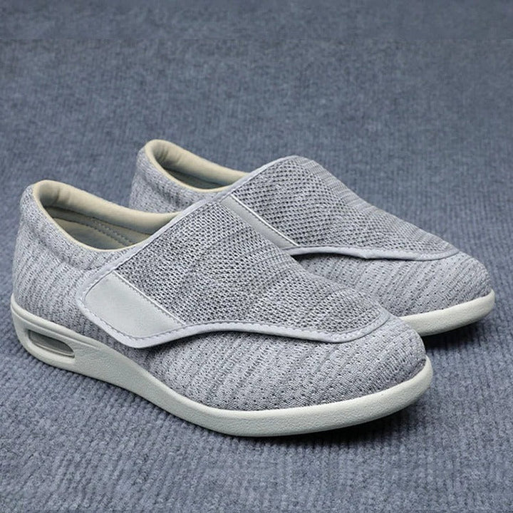Casual men's plus size sneakers with breathable mesh, designed for wide feet & everyday comfort.