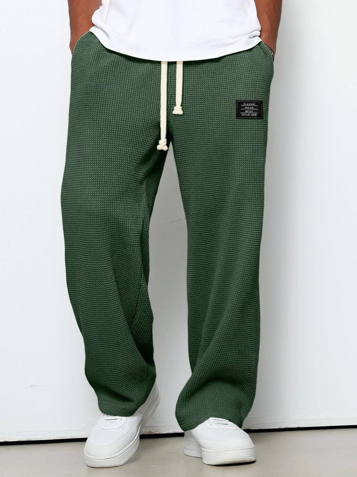 Men's versatile black casual pants, relaxed fit jogging style, excellent for travel or daily wear.