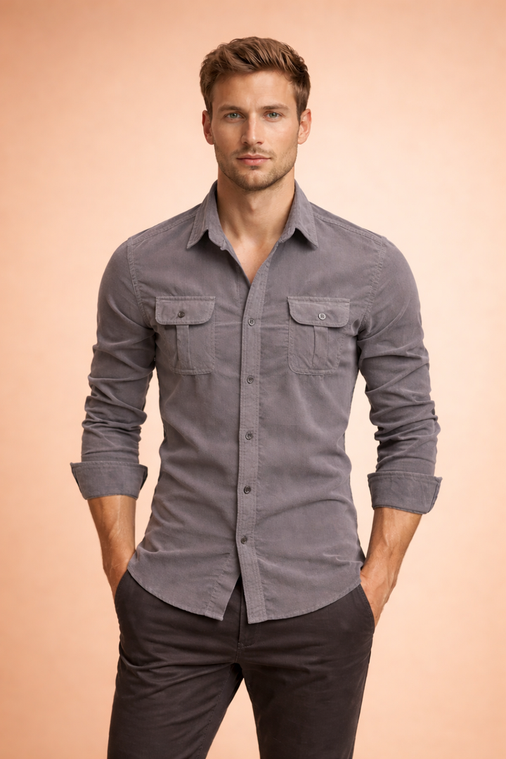 Versatile men's button-up shirt with pockets for a comfortable, stylish smart casual look. Long sleeves.