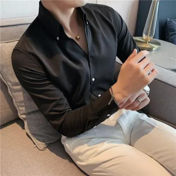 Versatile men's slim fit long sleeve shirt, great for office wear or a stylish casual evening. Fitted look.