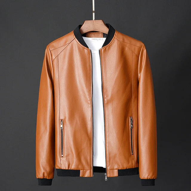 "Men's vintage leather bomber jacket with secure pockets in black; classic motorcycle style, robust and stylish."