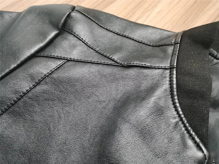 "Men's vintage leather bomber jacket with secure pockets in black; classic motorcycle style, robust and stylish."