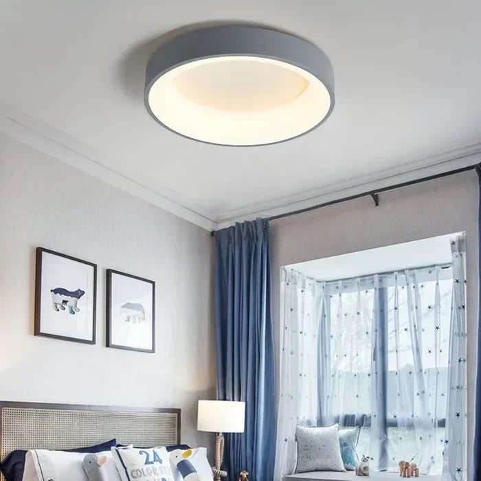 Minimalist circular LED plafond light, perfect for bedroom or living room. Sleek flush mount interior lighting.