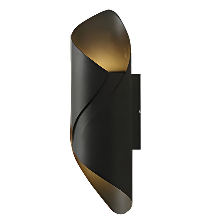 Modern outdoor wall lamp in rust-proof aluminum, glass shade, IP66 waterproof, sleek LED design for gardens and balconies.