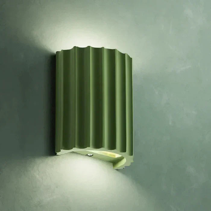 Versatile modern wave wall lamp, perfect ambient lighting for living rooms & bedrooms.