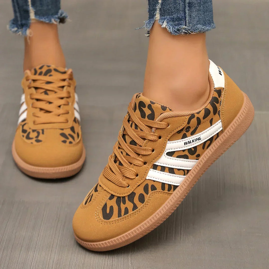 Modern women's low-top lace-up sneakers, ideal for casual fashion and comfortable everyday wear.