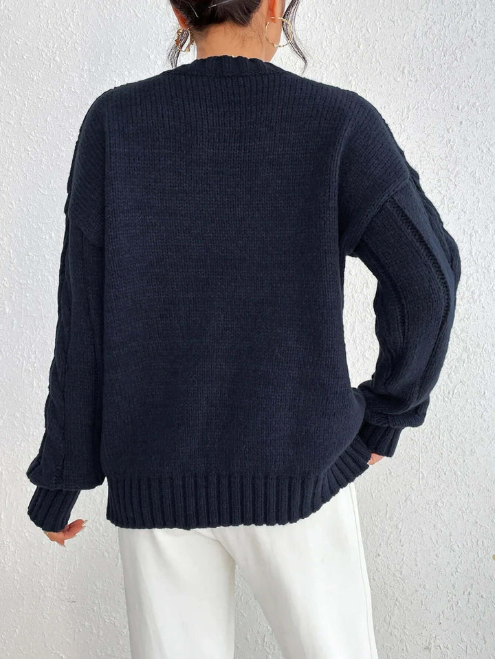 Effortless style with this navy blue women's twisted knit jumper. Loose fit, cozy knitwear for casual comfort.