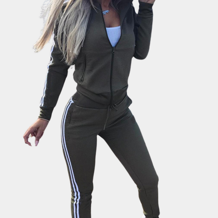 Comfortable women's jogging set in Sienna, ideal activewear & loungewear. Relaxed fit two-piece outfit.