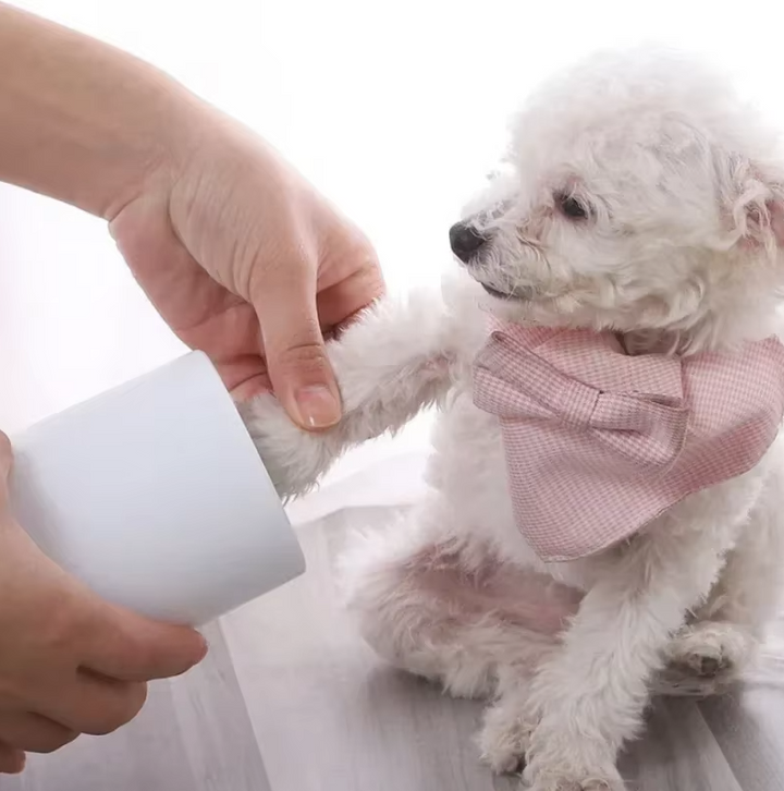 Gentle silicone paw cleaner for dogs and cats, featuring soft bristles for effective dirt removal. Portable and eco-friendly for sensitive paws.