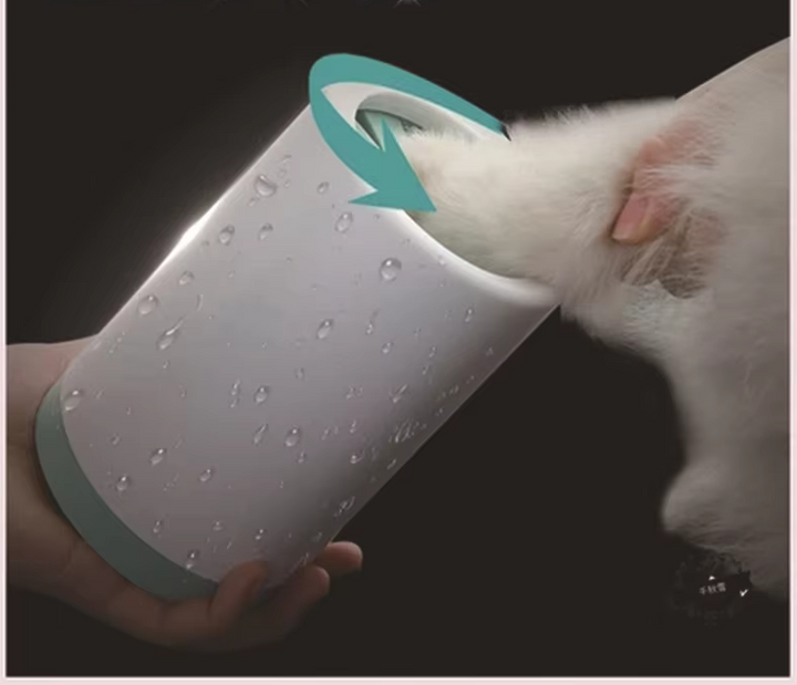 Gentle silicone paw cleaner for dogs and cats, featuring soft bristles for effective dirt removal. Portable and eco-friendly for sensitive paws.