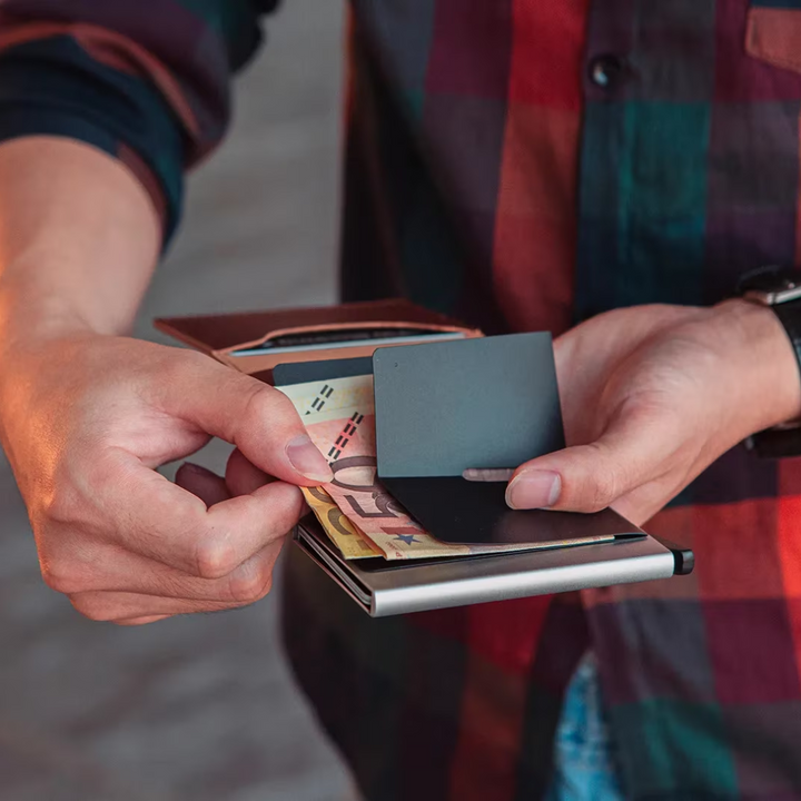 High-quality aluminum men's card holder with RFID protection & cash clip.