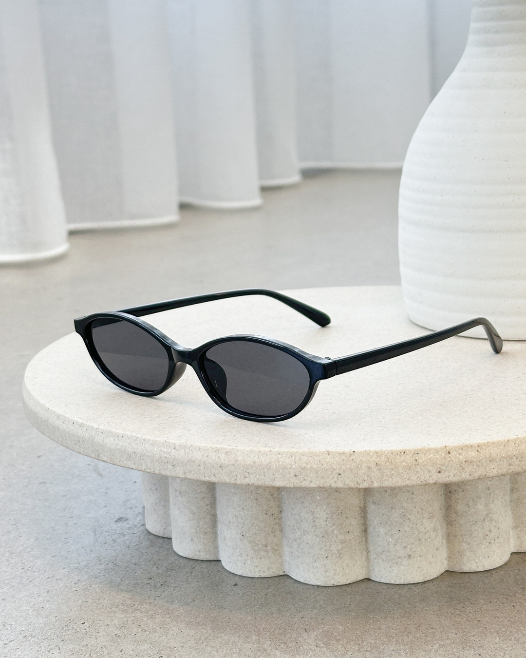 Retro 90s women's oval sunglasses, sleek design & lightweight. Fashionable eyewear in beige.