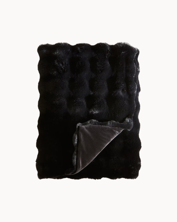 Sustainable soft fleece throw blanket, featuring a cozy plaid design, ideal for comfortable home decor.