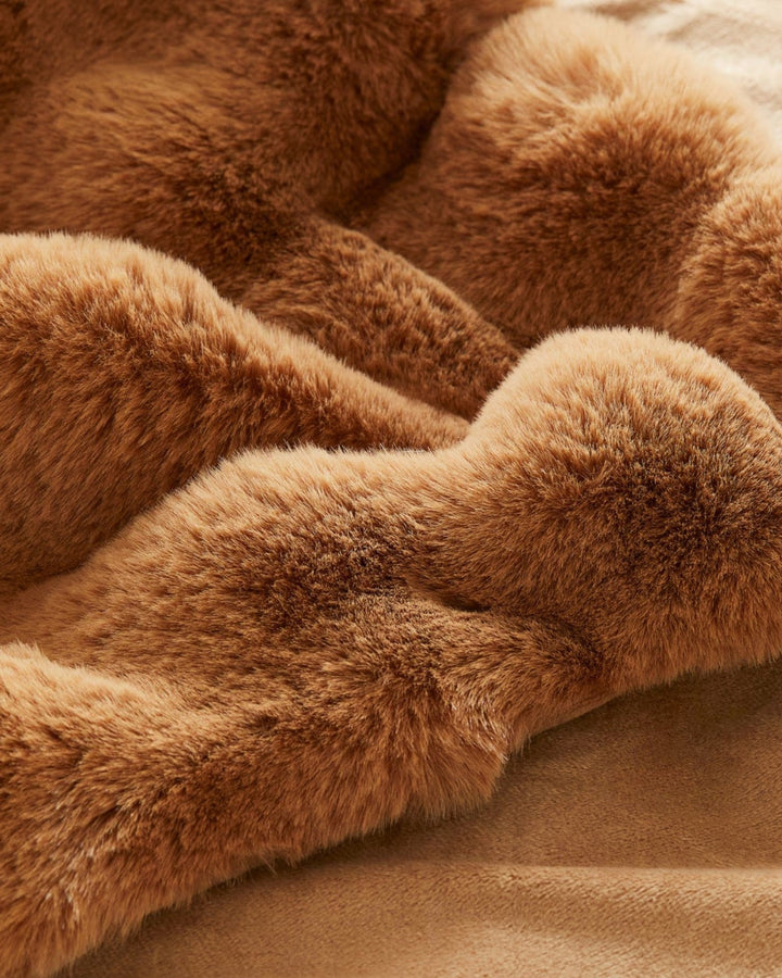Warm recycled fleece blanket with a soft plaid pattern, perfect for cozy comfort and sustainable living.