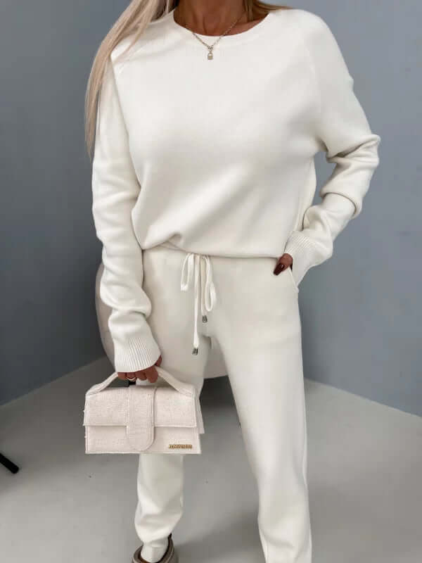Luxuriously soft women's two-piece comfort set, ideal for cozy evenings and relaxing at home. Sleepwear.