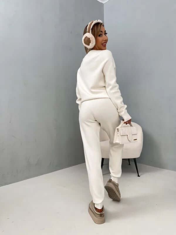 Comfortable women's soft loungewear set, featuring a two-piece design for sleep, relaxation, or casual wear.