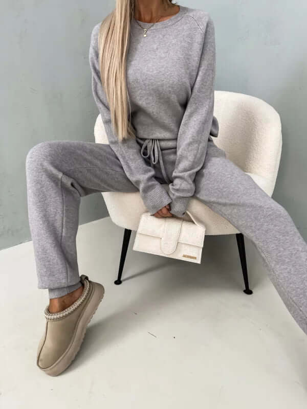Stylish women's soft pajama set. This comfortable two-piece loungewear is perfect for unwinding and sleep.