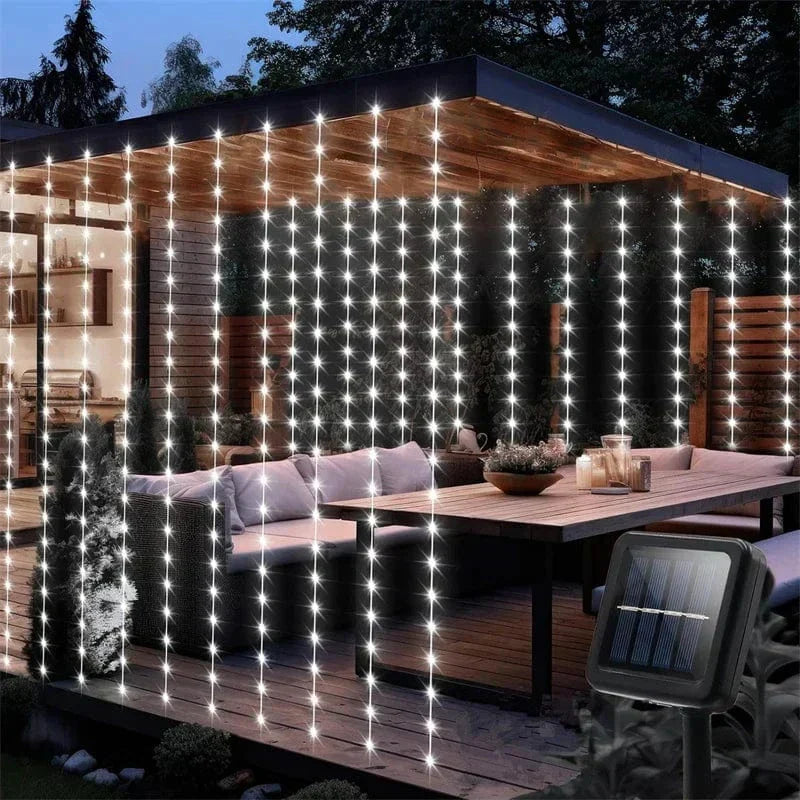 "Solar LED curtain light with copper wire, ideal for events, featuring warm white LEDs and solar power, outdoor use."