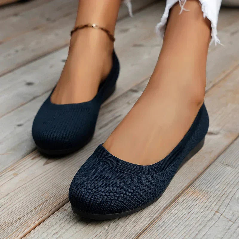 Comfortable women's summer ballerina flats in a sleek design, ideal for versatile casual and elegant looks.