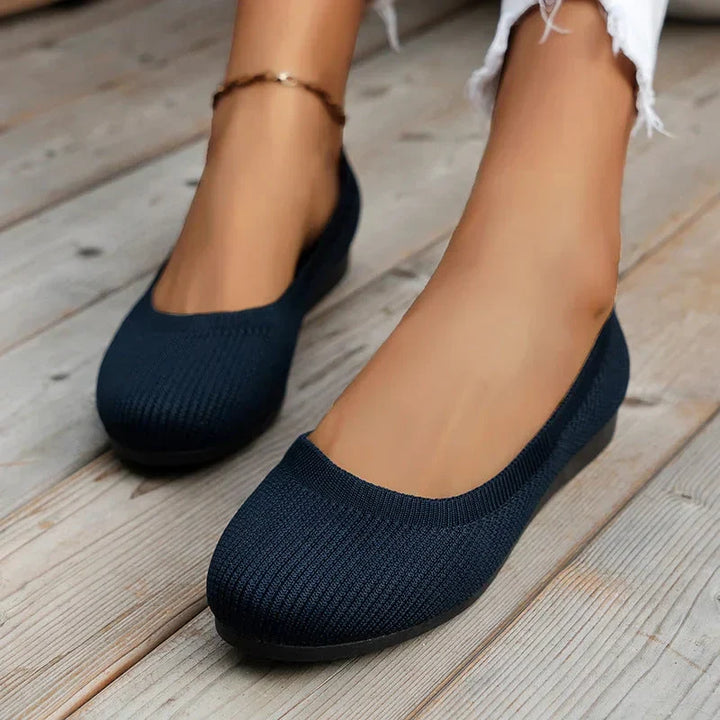 Comfortable women's summer ballerina flats in a sleek design, ideal for versatile casual and elegant looks.