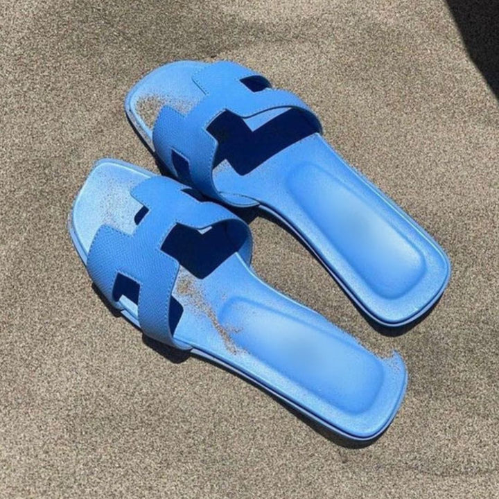 Elegant women's Cora open-toe flat sandals, designed for chic comfort on warm summer days. Fashionable beach shoes.