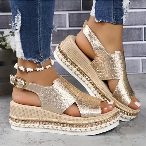 Elegant women's platform sandals in gold with adjustable straps, ideal for stylish summer beach wear.