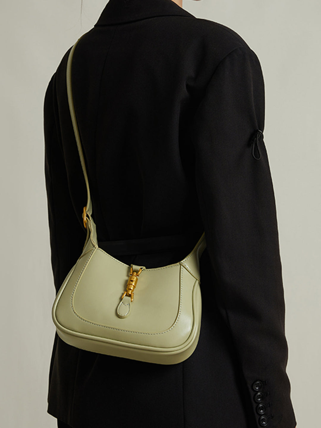 Stylish women's mini shoulder bag, compact and versatile for everyday fashion.