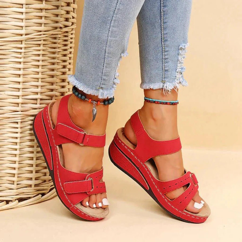 Supportive women's sandals: orthopedic design with arch support for enhanced foot health.