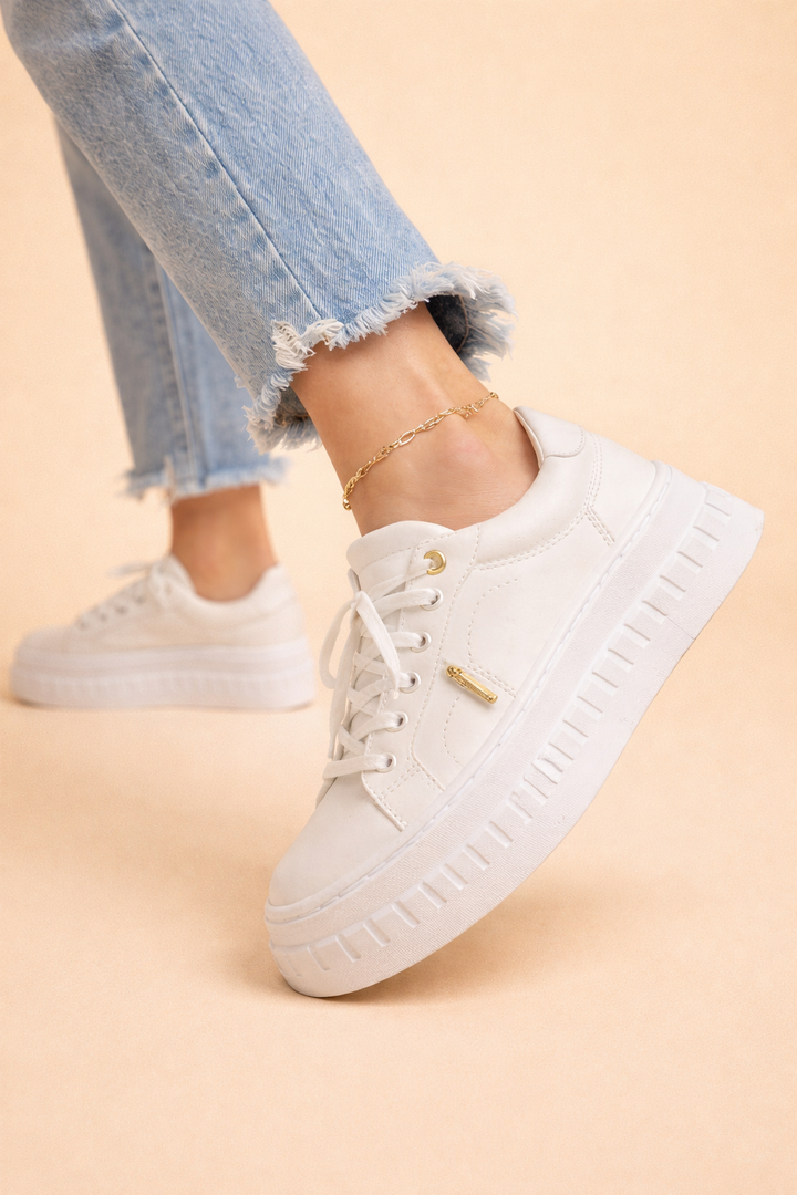 Versatile women's platform sneakers, ideal for everyday wear. Stylish design and ultimate comfort for fashion-forward looks.