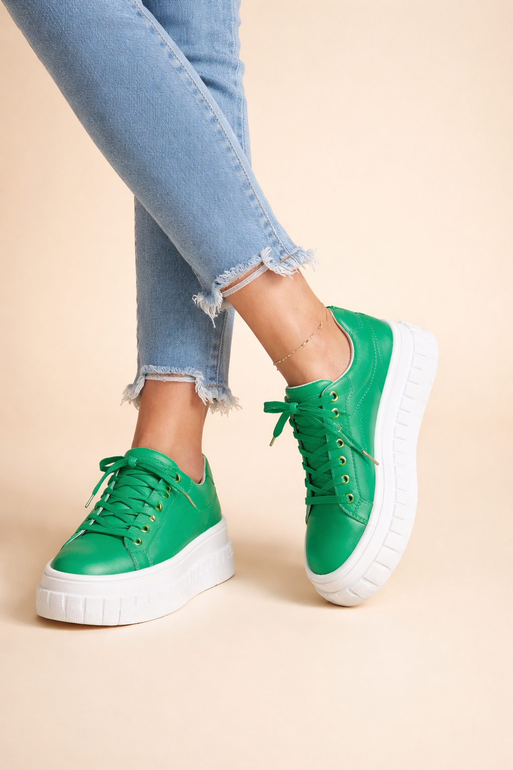 Chic women's plateau sneakers designed for elevated style & comfortable all-day wear. A trendy fashion essential.