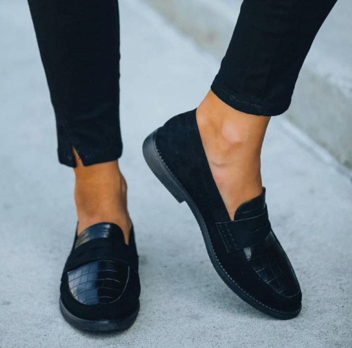 Versatile women's casual summer shoes with a modern design. Comfortable slip-on sandals, ideal for warm weather walking.