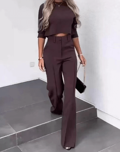 Stylish women's two-piece casual set in a relaxed fit, perfect for comfortable everyday wear.