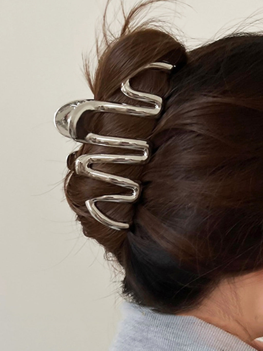 Chic black wave hair claw for women, an essential hair accessory for secure & stylish updo hairstyles.