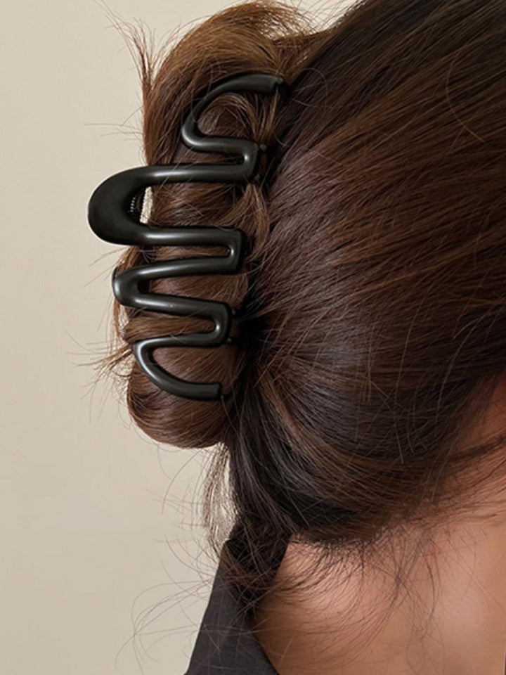 Fashionable wave design hair claw for women, a stylish hair clip perfect for quick & secure updos.