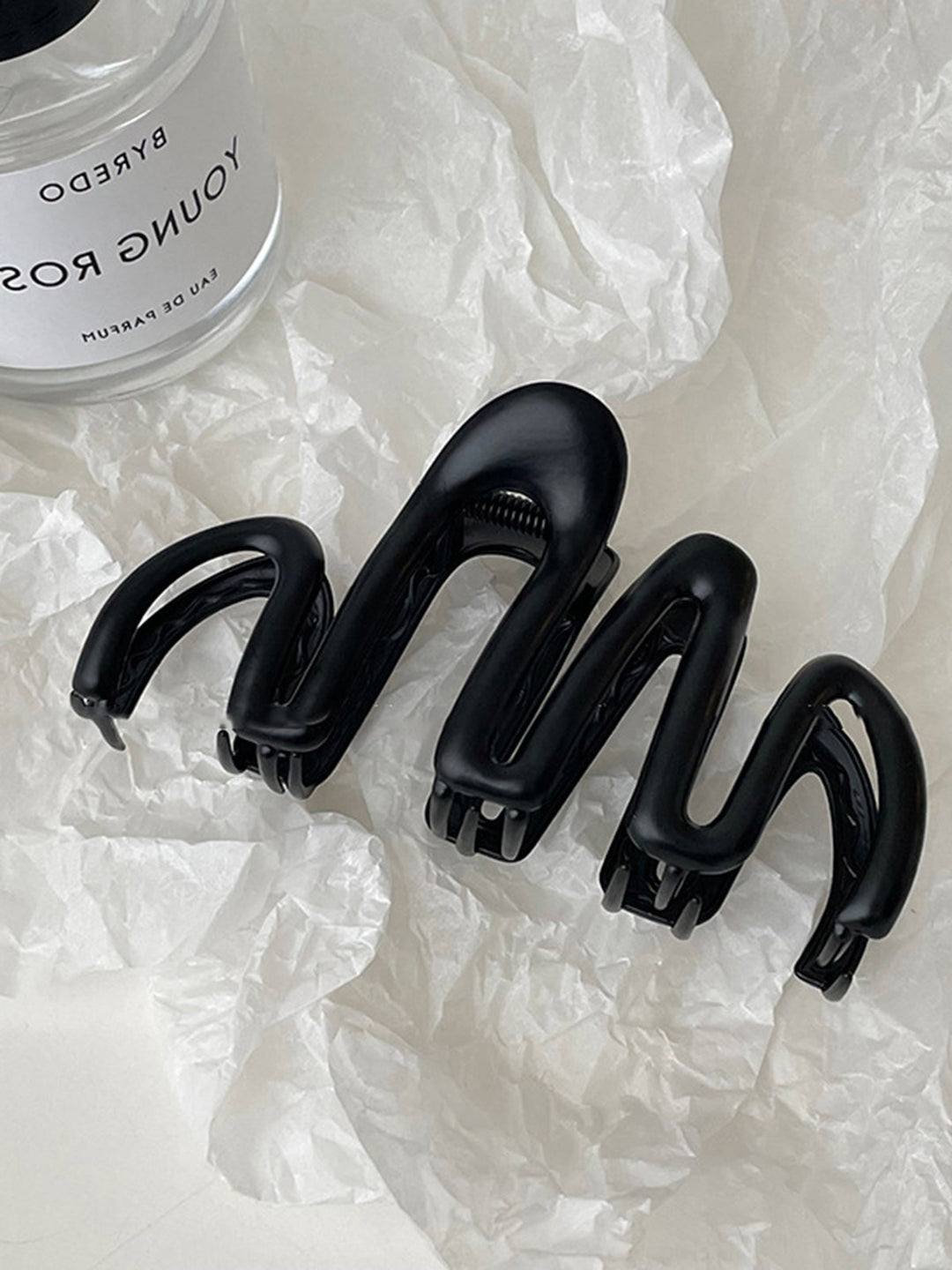 Secure & stylish women's wave hair claw, an essential accessory for elegant updo hairstyles & hair management.