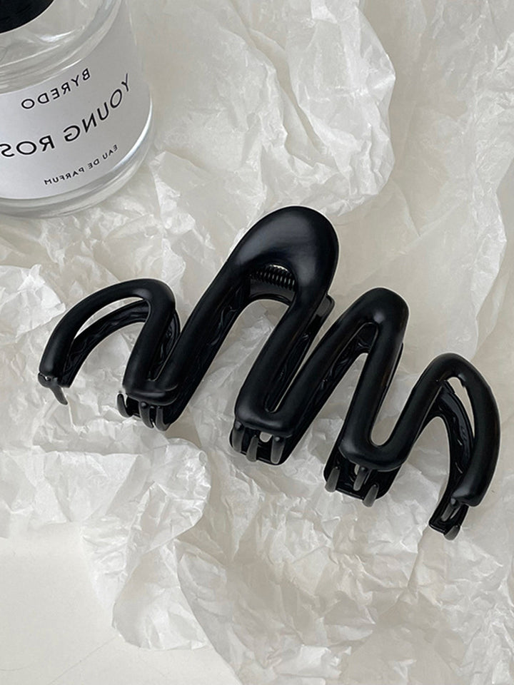 Secure & stylish women's wave hair claw, an essential accessory for elegant updo hairstyles & hair management.