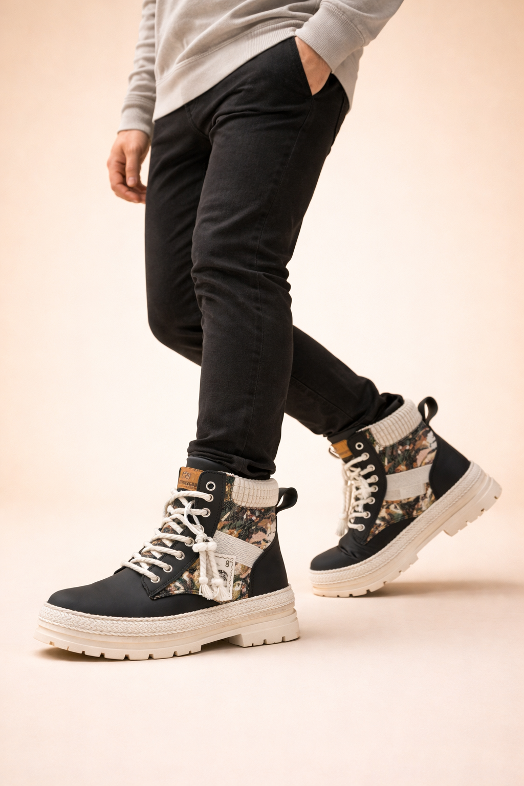Fashionable men's lace-up high-top ankle boots, ideal for streetwear. Trendy and comfortable all-season.