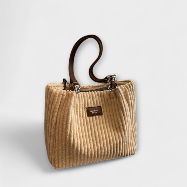 Stylish black women's shoulder bag, a trendy everyday handbag. Versatile modern accessory for chic fashion.