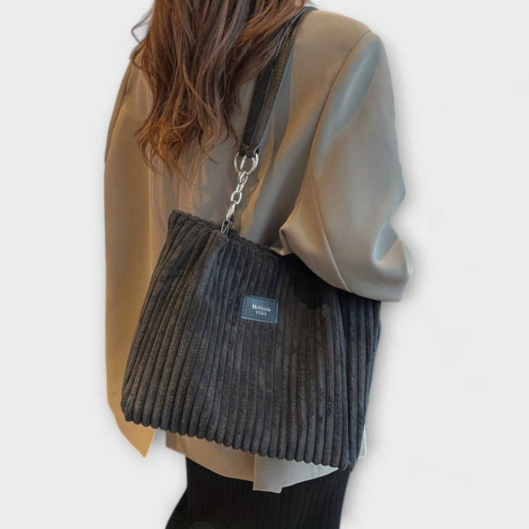 Chic beige women's shoulder bag. Trendy everyday handbag, a versatile modern accessory for fashion-forward style.