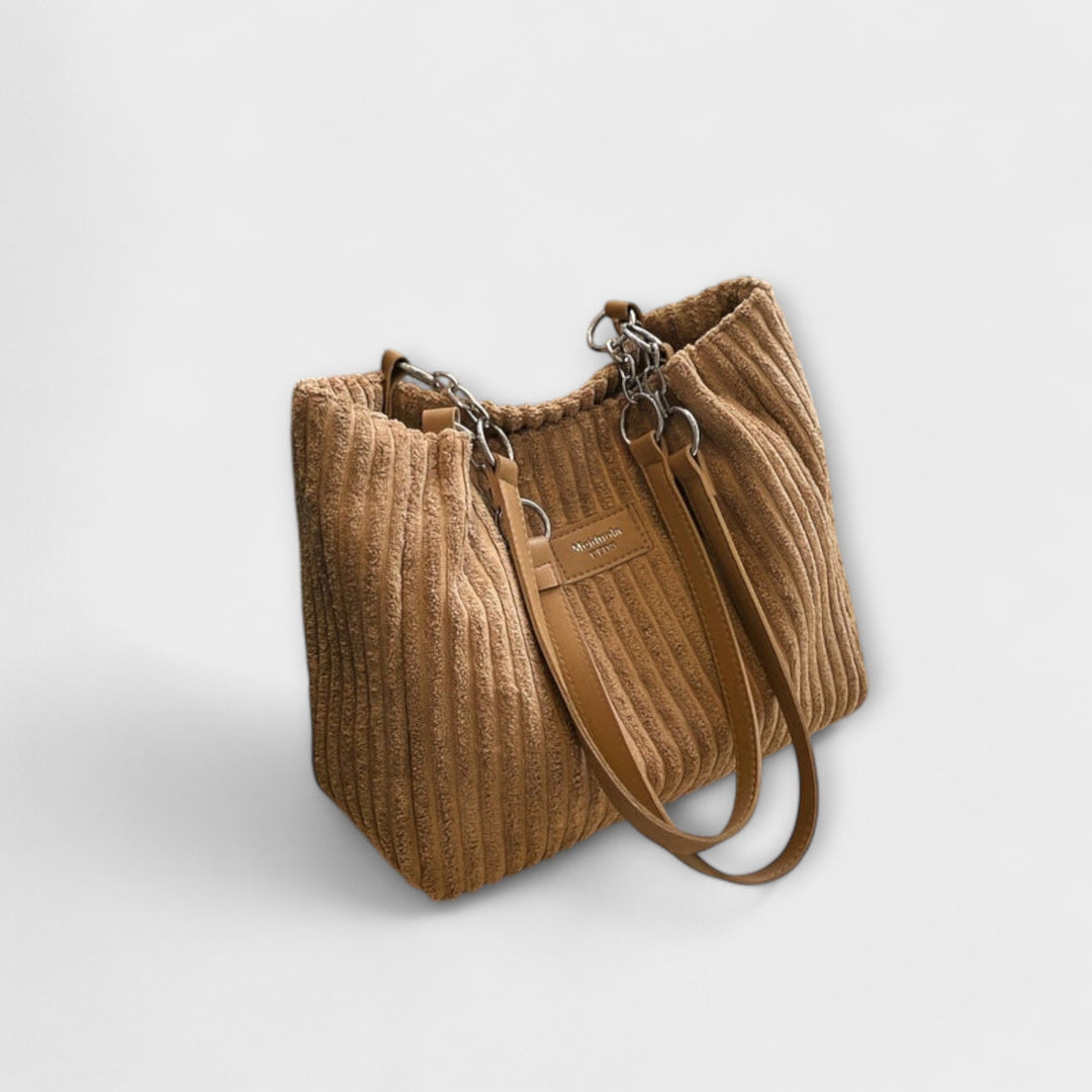 Fashionable green women's shoulder bag. Trendy modern accessory, perfect everyday handbag for versatile style.