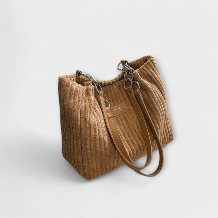 Fashionable green women's shoulder bag. Trendy modern accessory, perfect everyday handbag for versatile style.