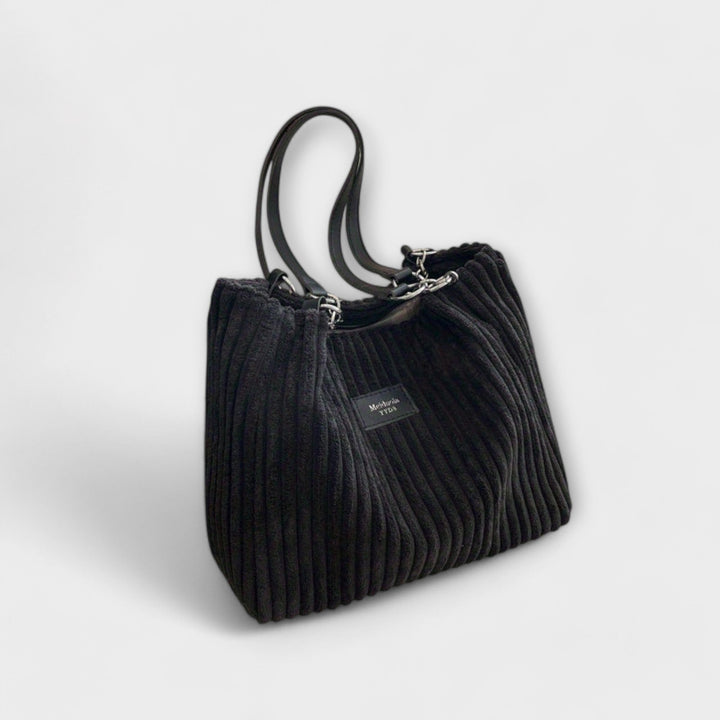 Versatile women's everyday shoulder bag. Trendy handbag, a modern chic accessory for fashion-forward daily style.