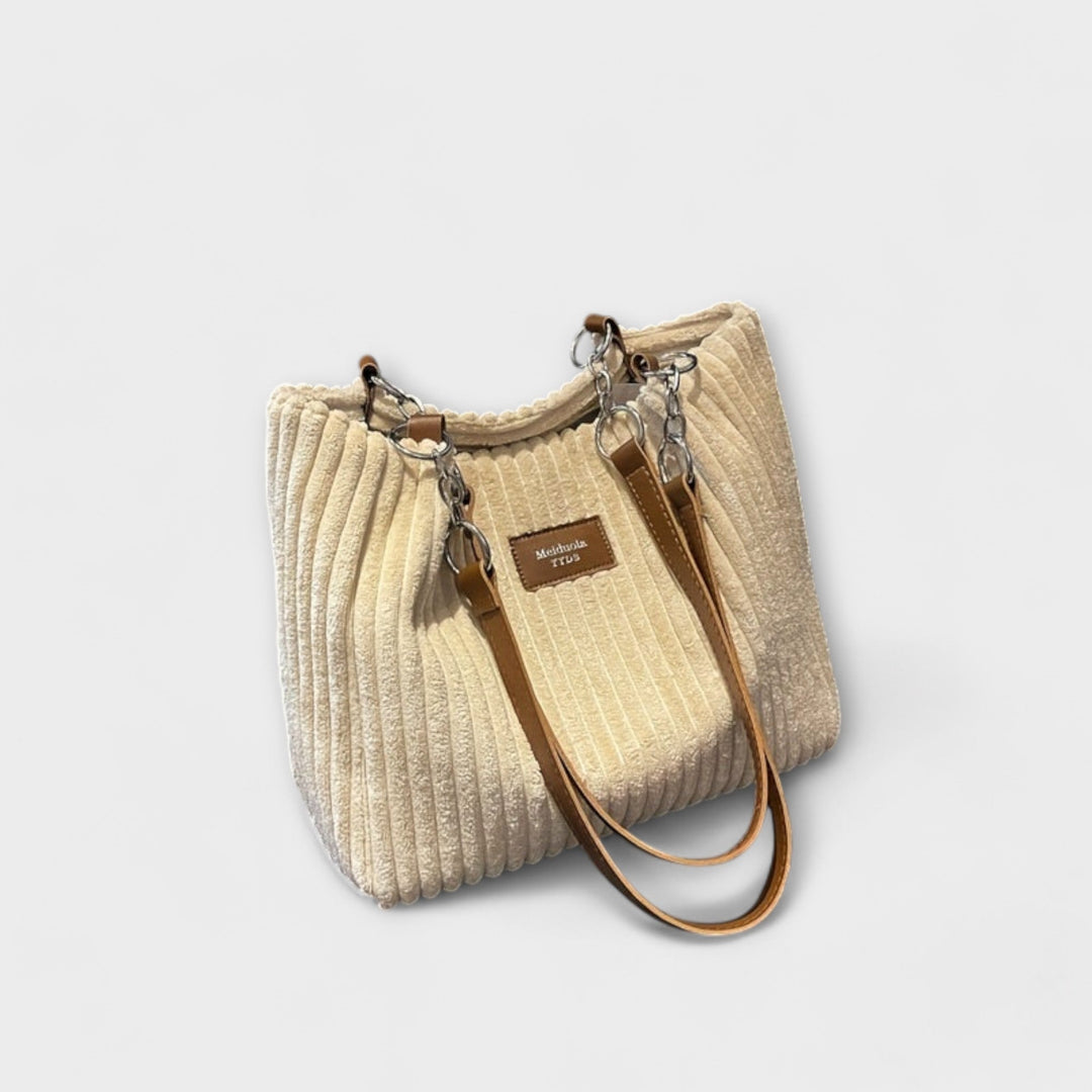 Modern women's chic shoulder bag. Trendy everyday handbag, a versatile fashion accessory for any stylish look.